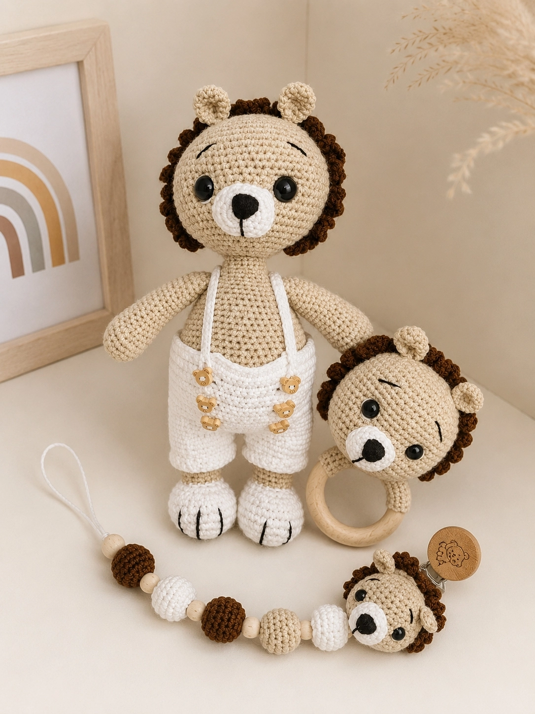 İsimli Amigurumi Aslan Bebek Seti – Kişiye Özel 3’lü Organik Oyuncak